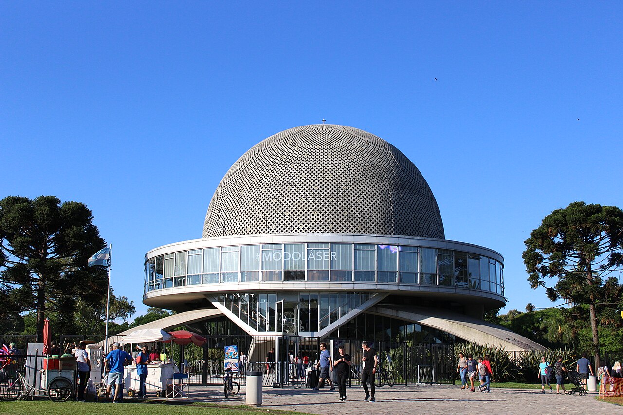Vista frontal del edificio del Planetario Galileo Galilei, en Buenos Aires